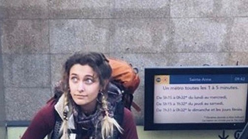 Paris Jackson hátizsákkal járja Franciaországot és ukulelén játszik közben!