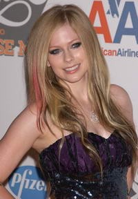 Avril divatvonallal és parfümmel erősít.