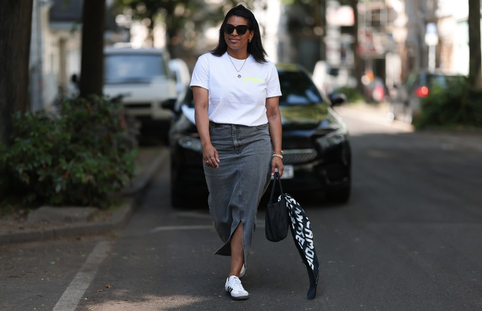 Lily Allen megtalálta a tökéletes átmeneti megjelenést, melynek alapja a maxi farmerszoknya