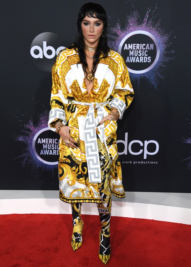 Kesha egy Versace ruhában