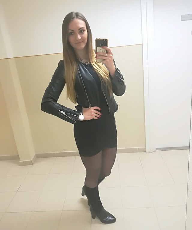 Daniella ma elővette a kis fekete ruháját!