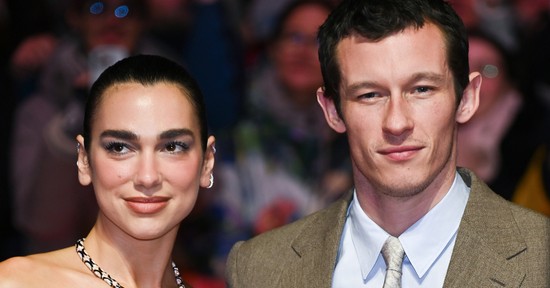 Megérkeztek az első hivatalos fotók Dua Lipa és Callum Turner esküvőjéről, csak úgy sugárzik a boldogság az ifjú párból