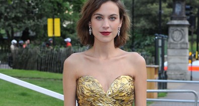 Nem hiszed el, mit viselt Alexa Chung a ruhája alatt!