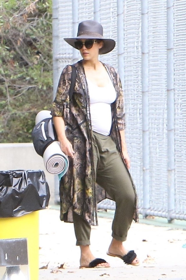 Jessica Alba pocakja egyre csak gömbölyödik!