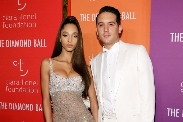 G-Eazy új barátnője bimbóvillantással debütált a vörös szőnyegen