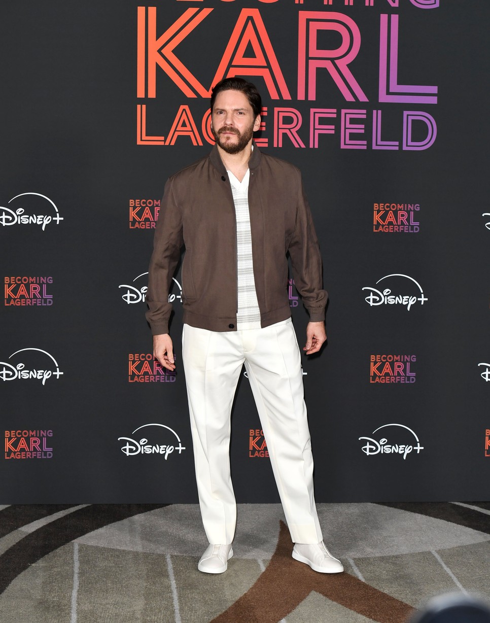 Daniel Brühl alakítja Karl Lagerfeldet a Becoming Karl Lagerfeld című, a Disney +-on látható sorozatban