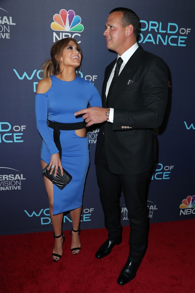 Jennifer Lopez merészen kivágott ruhában mutatta meg tökéletes alakját!