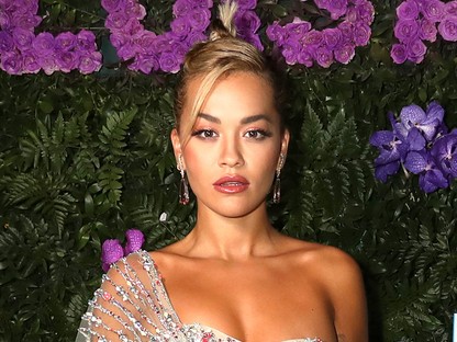 Rita Ora eszméletlen, szexi ruhában tért vissza a vörös szőnyegre
