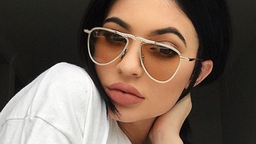 Kylie Jenner megint szőke bombázó lett, és figyeld ezt a drámai sminket!