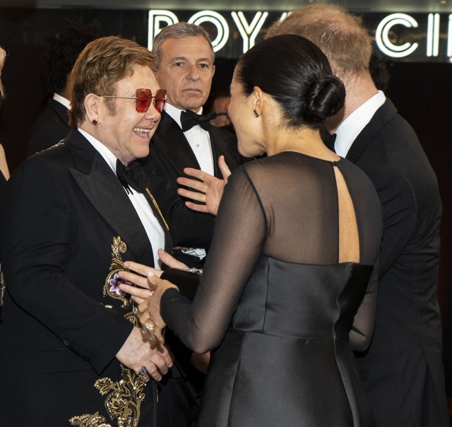 Elton Johnt üdvözli a hercegi pár