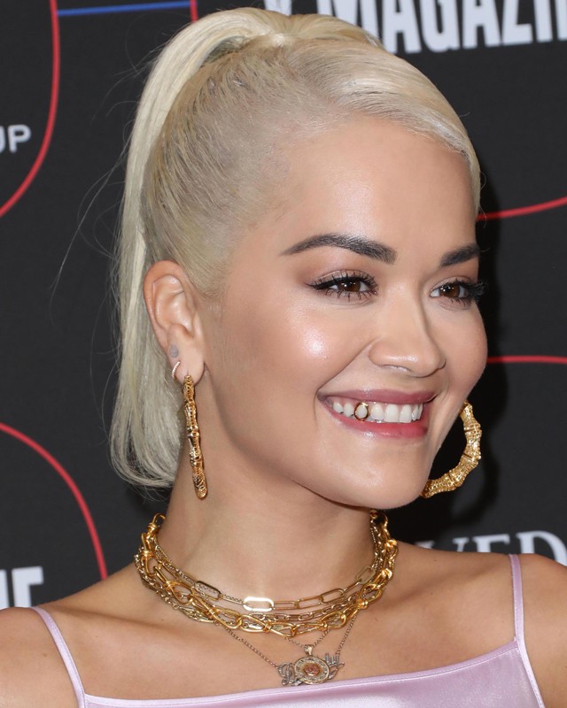Rita Ora ruhája borzalmasan előnytelen, fogékszere pedig ijesztő