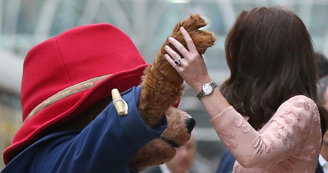 Kate Middleton természetes színű körmökkel