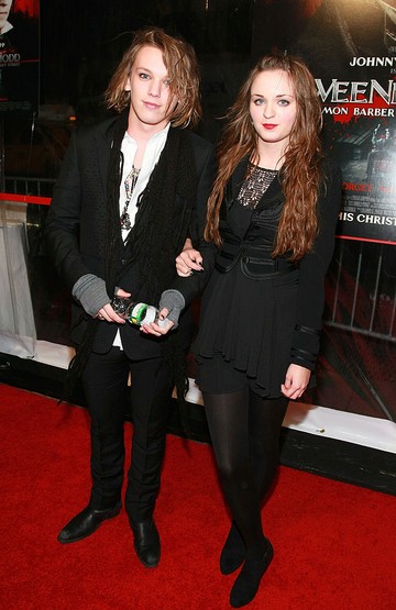 Jamie Campbell Bower első vörös szőnyeges megjelenései közé tartozik, amikor 2007-ben, a Sweeney Todd, a Fleet Street démoni borbélya című filmjének New York-i premierjén pózolt a kísérőjével. 