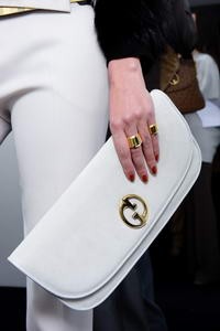 Természetesen vörös! A Gucci kifutóján!