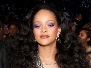 Rihanna hatalmas vörös karmaitól megrémülsz