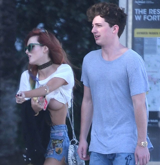 Bella Thorne az utcán mutogatja magát