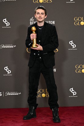 Timothée Chalamet régóta megbízható inspiráció a vörös szőnyegen, méghozzá a maga abszolút kiszámíthatatlanságával. A 2026-os Golden Globe díjátadóra egy háromrészes Chrome Hearts öltönyben és Timberlands bakancsban érkezett. Élete első Golden Globe díját pedig olyan színészek elől happolta el, mint a legendás Leonardo DiCaprio, Ethan Hawke vagy George Clooney.