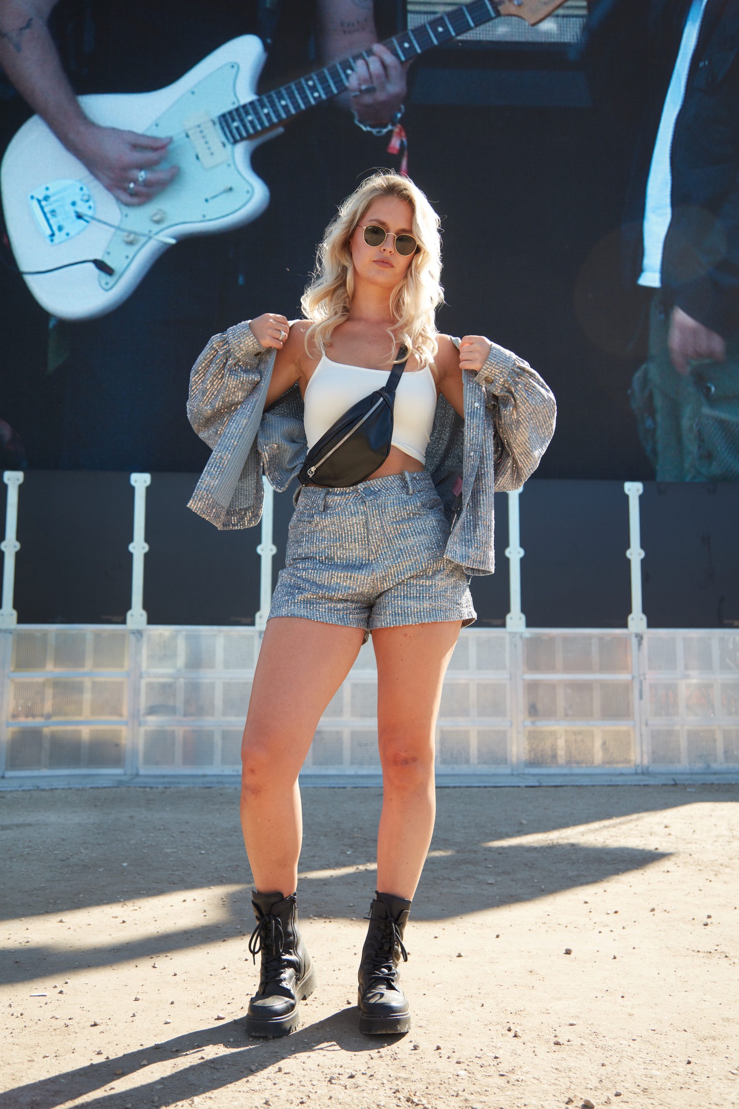 Maaike (Hollandia) - Dzseki és sort: IOAVIES, Napszemüveg: RAY BAN, Övtáska: PULL&BEAR, Bakancs: SASHA