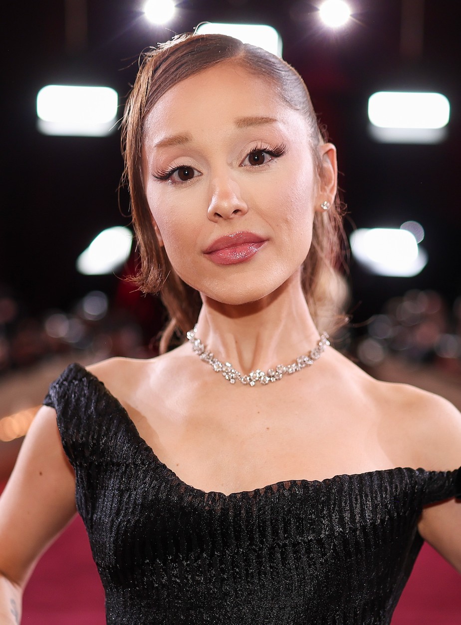 Sminkjét Michael Anthony sminkes készítette el, amely egy éteri, klasszikus csillogást villantott meg. Ariana Grande rózsaszín ajkat, finoman csillogó arcpírt és hosszú szempillákat viselt. 