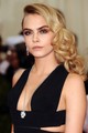 Cara Delevingne vagány Stella McCartney nadrágos összeállítása kontrasztban állt nőies hullámaival.
