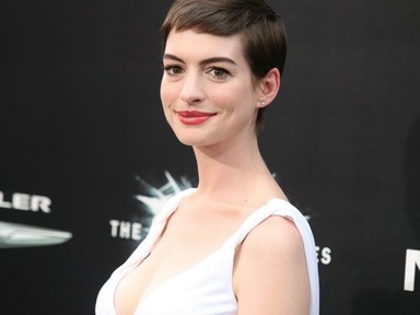 Anne Hathaway-t kissé sápasztja a ruha