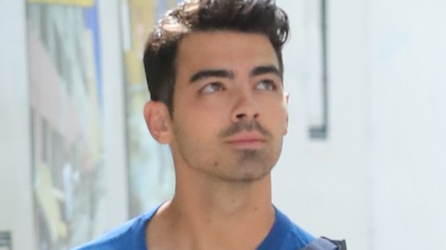 Ritkán látni ennyire jól öltözött pasit, mint Joe Jonas