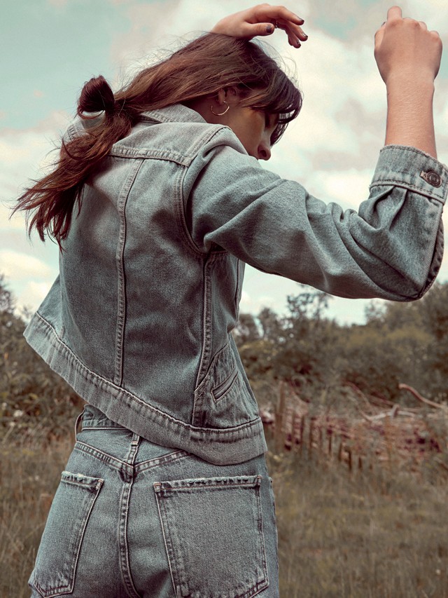 A szezon favoritja a farmer: inspirációk, hogy stílusosan viseld ősszel is