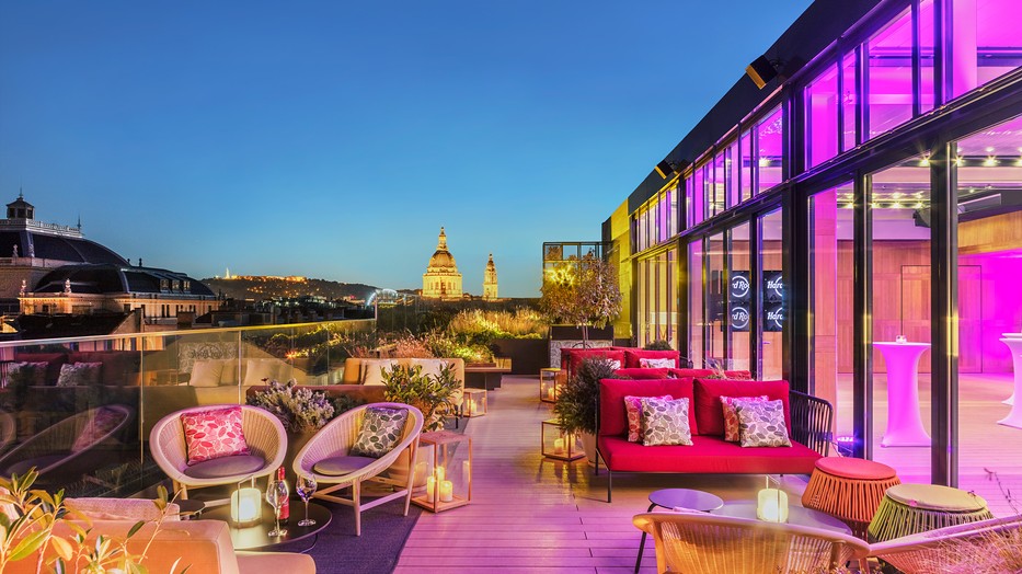 A Roxy teraszon háttérben a bazilika, az Operaház fényei, kezedben egy finom koktél: fausti pillanat