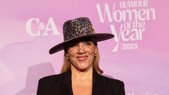 Igen, ez a nő itt tényleg Tóth Vera: az énekesnő káprázatos ruhában érkezett a GLAMOUR Women of the Year pink szőnyegére