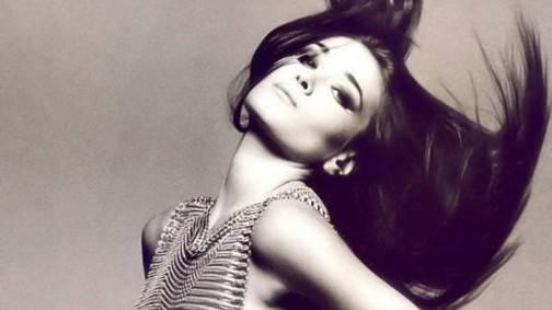 Babát vár Carla Bruni?