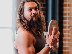 Ezt mindenkinek látnia kell: Jason Momoa baltát dobál félmeztelenül