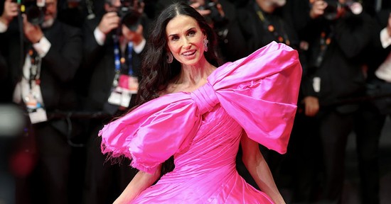 Demi Moore élete legdrámaibb ruháját viselte a cannes-i filmfesztiválon, mágnesként vonzotta magára a tekinteteket
