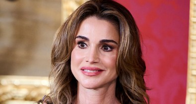 Ránija jordán királyné kivágott felsőben lépett ki az utcára, sokaknál kiverte a biztosítékot