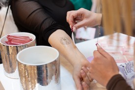 Ne hagyd ki a lakóhelyedhez közeli állomást a dm X GLAMOUR Beautytour-on! Igazi élmény, énidő, vidd a barátnődet, Édesanyádat, lányodat is!