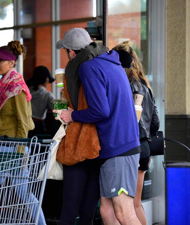 Mit jelentsen ez? Dakota Johnson egy ismeretlen férfivel csókolózott az utcán, megcsalja Chris Martint?