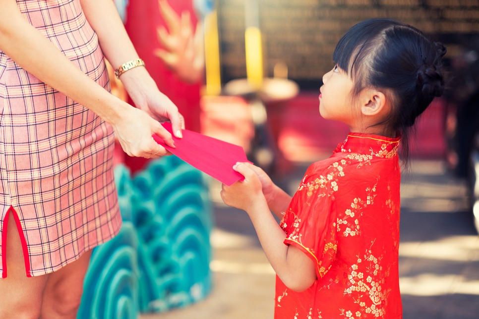 A gyerekek nagyon örülnek a pénznek, ajándékoknak, amiket újévkor kapnak