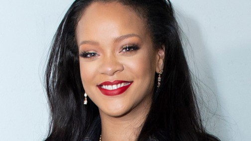 Rihanna úgy pucérkodik a kanapén, mintha ez teljesen természetes volna