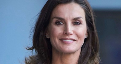 Kicsit szédülünk tőle, de gyönyörű a királyné ebben a ruhában