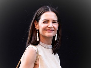 Katie Holmes és fiatal párja hivatalosan is felvállalták kapcsolatukat, összebújva pózoltak a fotósoknak