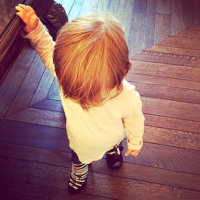 A legidősebb Kardashian, Kourtney kislányáról osztotta meg ezt a cuki fotót, melyen éppen a mama dizájner cipőjében lépked otthon a kis Penelope Disick.