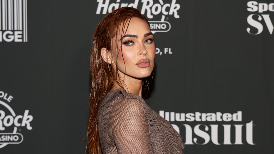 Megan Fox imád kísérletezgetni a színekkel, és az új választása is zseniális döntés volt