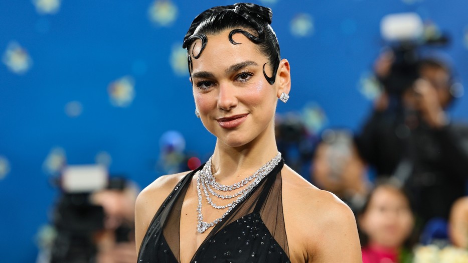 Dua Lipa stílusa az évek alatt látványosan átalakult, a visszafogott tiniből mára magabiztos popdíva lett