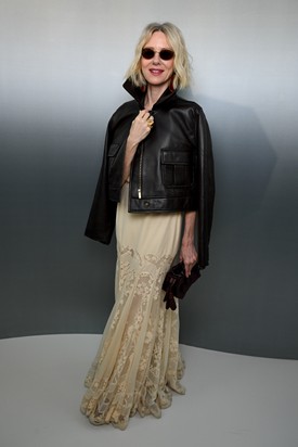 Az 58 esztendős Naomi Watts peszkateriánus étrendet követ, amely gazdag halakban, friss zöldségekben és egészséges zsírokban, például avokádóban és olívaolajban, de kerüli a többi húsfélét. Emellett nem fogyaszt feldolgozott szénhidrátokat és a hozzáadott cukrokat, hogy az energiaszintje állandó maradjon. 