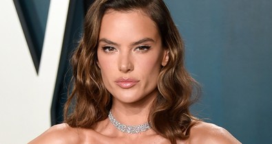 Alessandra Ambrosio kiverte a biztosítékot a félmeztelen Valentin-napi fotójával