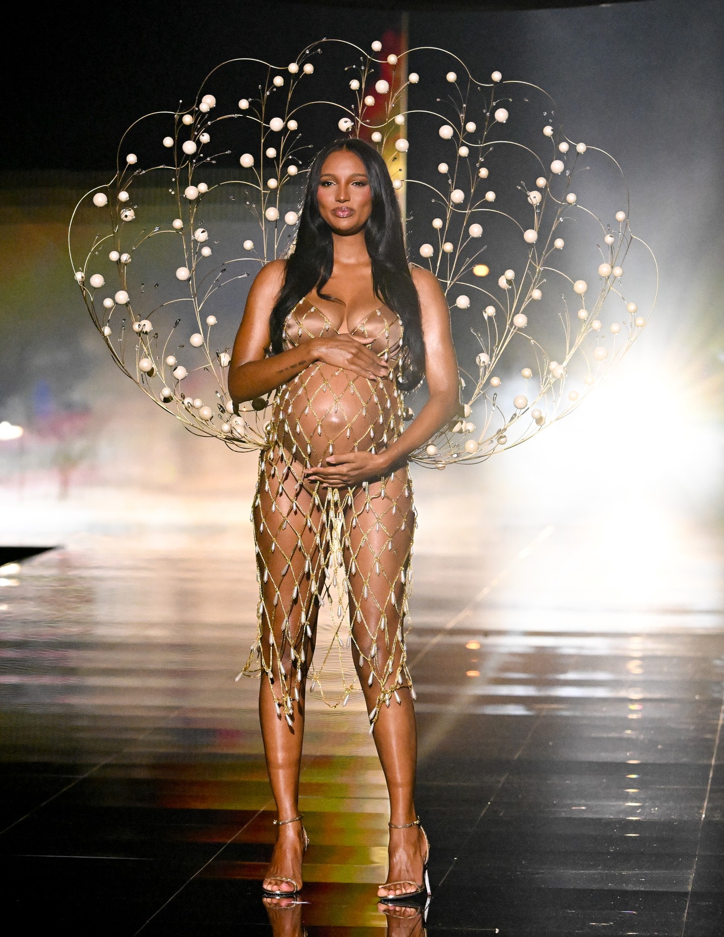 Jasmine Tookes  óriási babapocakkal vonult végig a kifutón a 2025-ös Victoria’s Secret Fashion Show-n.