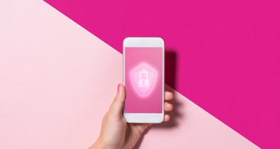 Kémkednek ránk, megfigyelnek bennünket az okos kütyükön keresztül? A szakértő válaszol