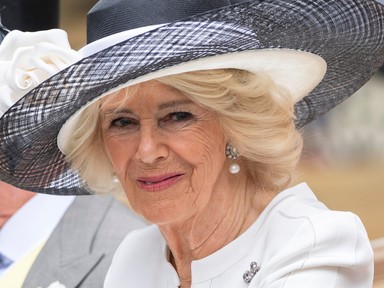 Kamilla királyné feltűnő szettben keltett hatalmas feltűnést, ritkán látni ennyire harsány ruhában