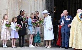 A királyi család tagjai nyilvános eseményeken és külföldi látogatások során több száz ajándékot kapnak jóakaróiktól, de vannak szabályok arra vonatkozóan, hogy mit fogadhatnak el, és mit nem. A 2003-as ajándékozásra vonatkozó szabályzat szerint „nem fogadható el olyan ajándék – beleértve a vendéglátást és a szolgáltatásokat is –, amely a királyi család tagját bármilyen kötelezettség alá helyezné az adományozóval szemben, vagy amely ennek a látszatát keltené”. Magánszemélyektől azonban elfogadhatnak kisebb értékű ajándékokat, például virágokat vagy ételeket, de nem fogadhatnak el 150 fontnál drágább ajándékokat.  