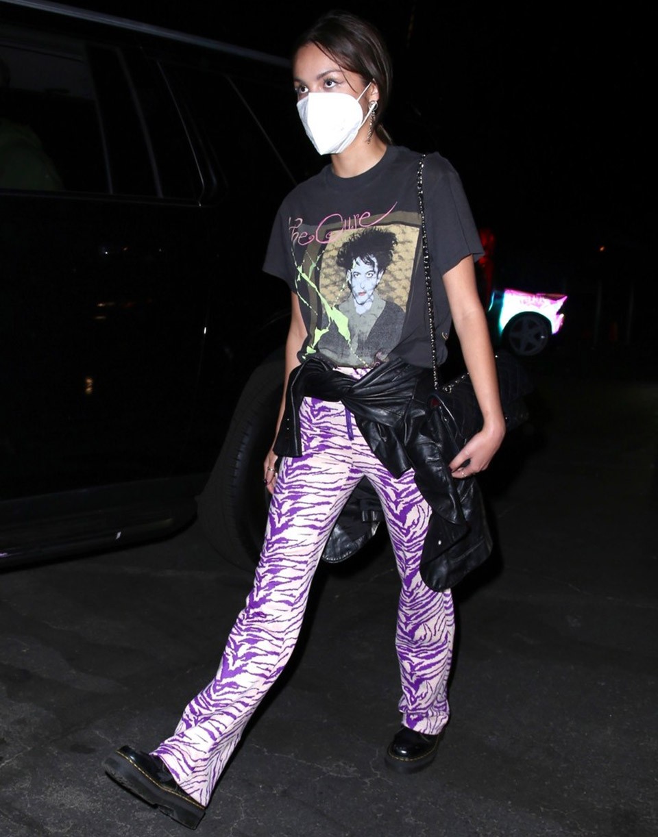  Vintázs zenekaros póló: az elmaradhatatlan Martens bakancshoz kedvvel vesz fel vintázs zenekaros pólót, itt éppen egy The Cure-darab