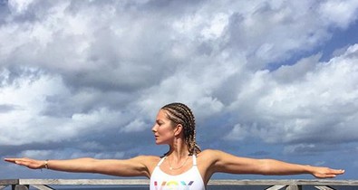 Hűha! Ilyen kidolgozott hasat villantott Mihalik Enikő!